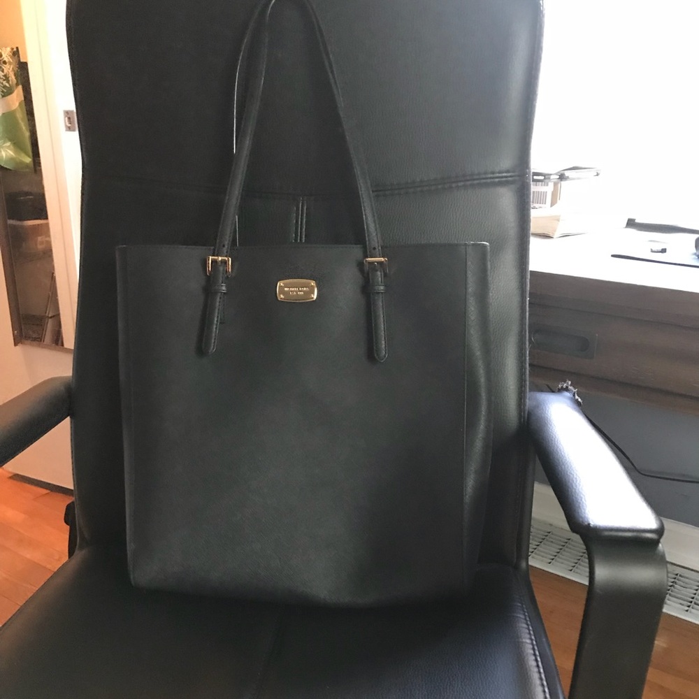 Micheal Kors jet set tote